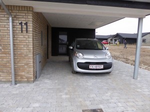 Det grå lyn er parkeret, for at vi kan måle og vurdere på carportstørrelse.