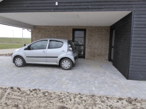 Det grå lyn er parkeret, for at vi kan måle og vurdere på carportstørrelse.