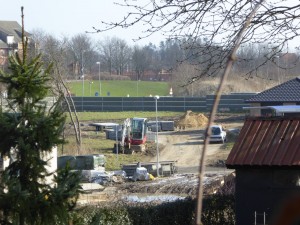 Tæt på grunden ligger der en lille bakke med skov. Derfra kan man lige se ned til vores grund :)