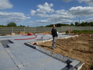 Rasmus nyder solen fra vores kommende terrasseområde. Syd og vestvendt, det skal nok blive godt.
