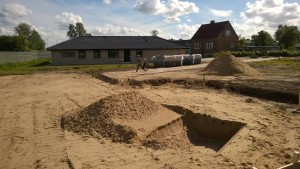på 4. dagen var der ankommet nogle materialer til fundamentet. Nogle store lecablokke samt armeringsgitter og rør.